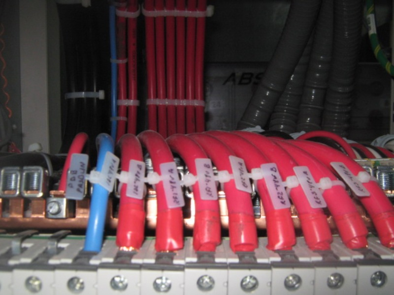 Sistema de energía con cableado y transformadores