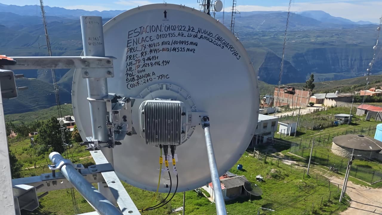 Antena de radioenlace instalada en campo