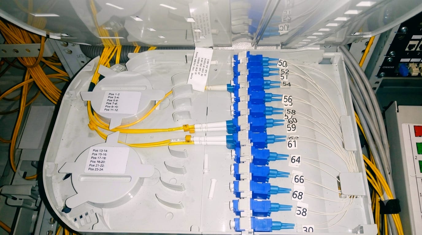 Distribución de cableado técnico en gabinete