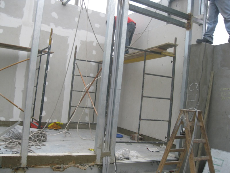 Implementación interior de estructura metálica en sitio técnico