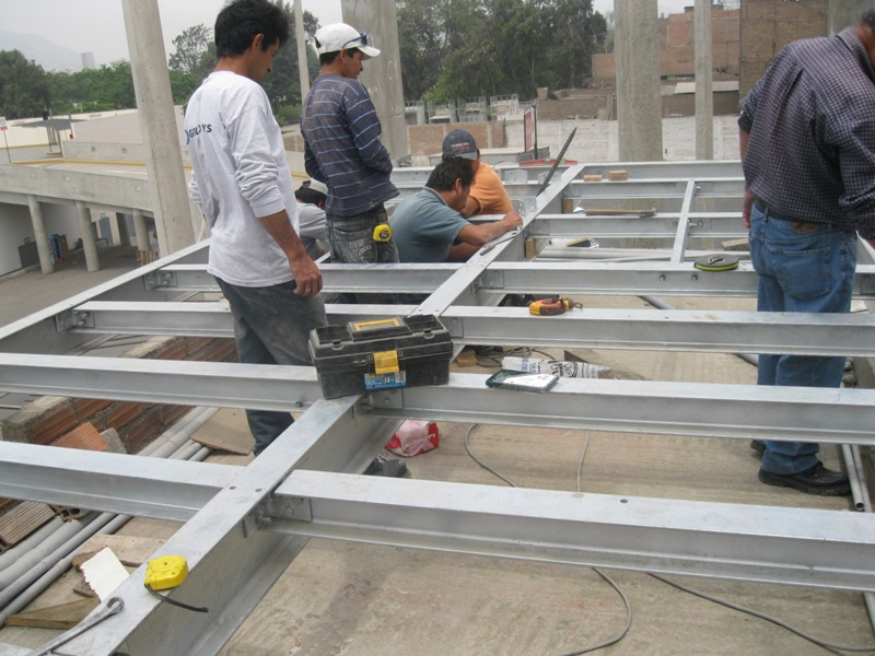 Cuadrilla realizando montaje de estructura metálica