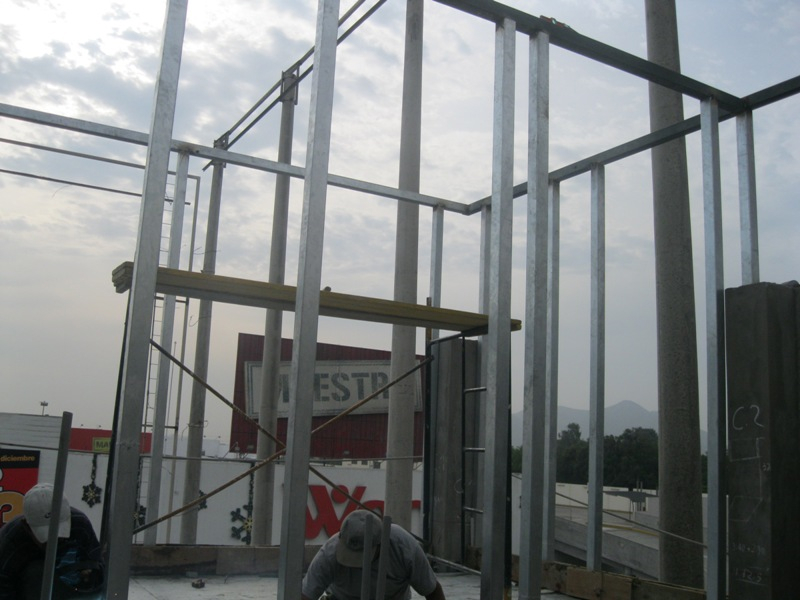 Estructura metálica en proceso de instalación