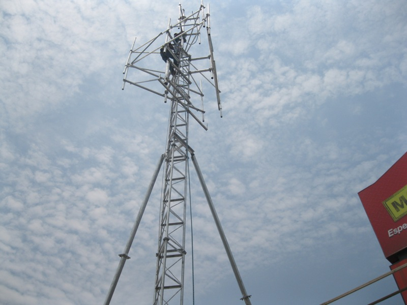 Torre de telecomunicaciones instalada en campo