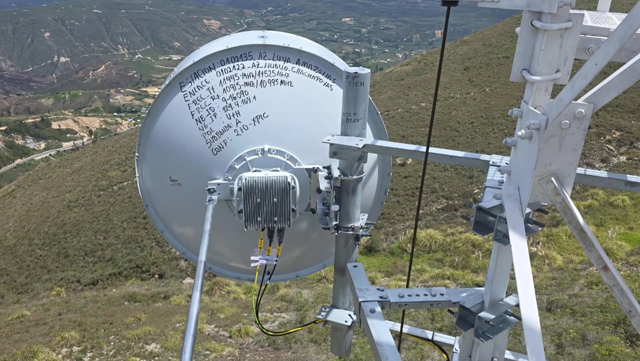 Radioenlace instalado en estructura metálica