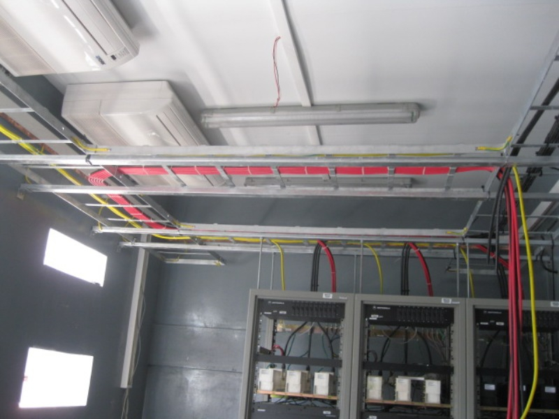 Sala técnica con bandejas y cableado estructurado