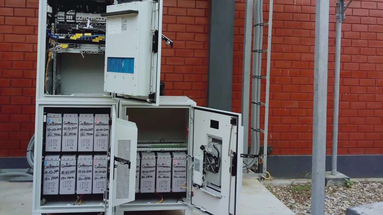 Gabinete de telecomunicaciones abierto con equipos instalados