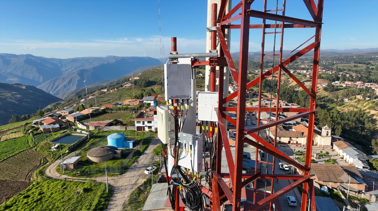 Equipo Nokia instalado en torre de telecomunicaciones
